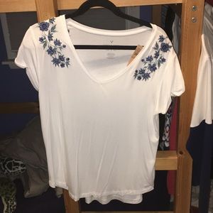 American Eagle White Embroidered Tshirt V-neck